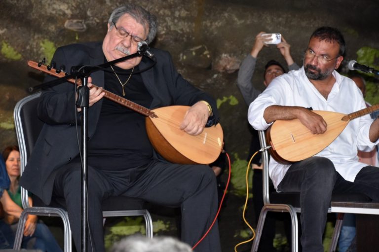 Tolga Sağ & Arif Sağ – Sorma Be Birader Mezhebimizi
